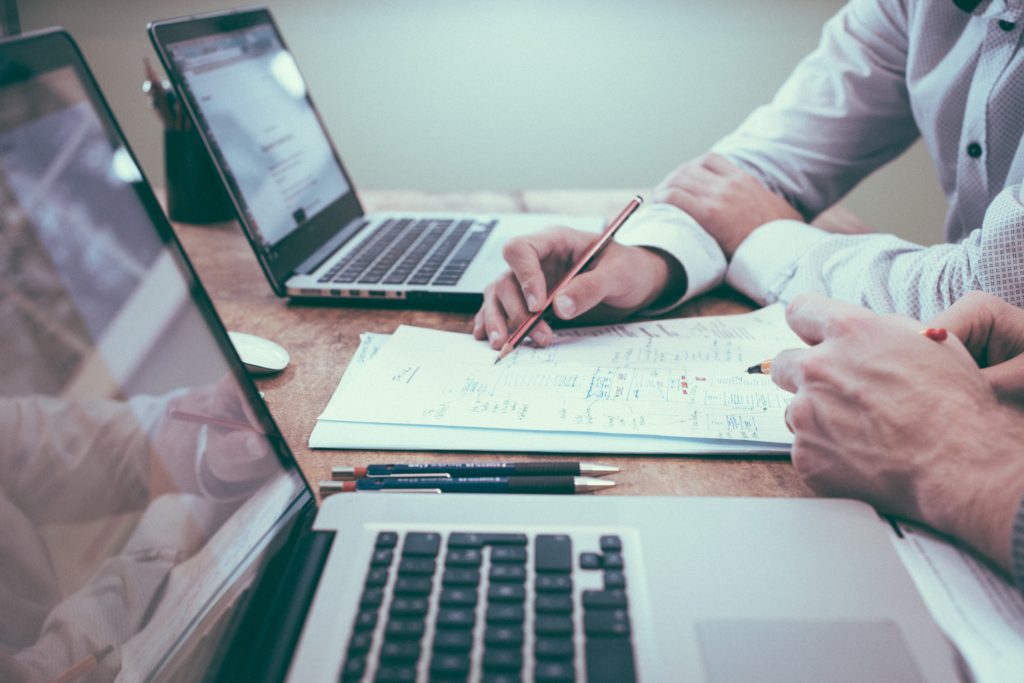 Améliorer les coûts avec une calculette et des résultats sur un bureau
